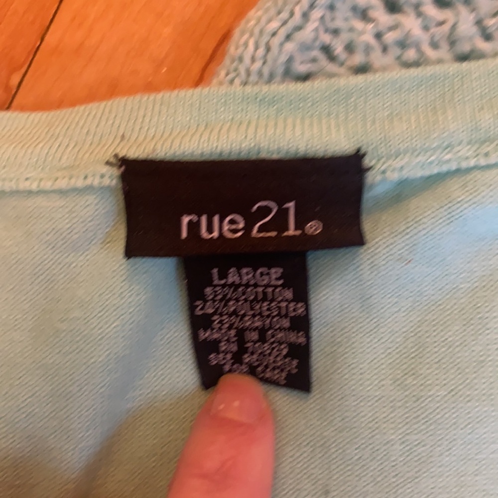 Two large sweaters - Picture 3 of 7